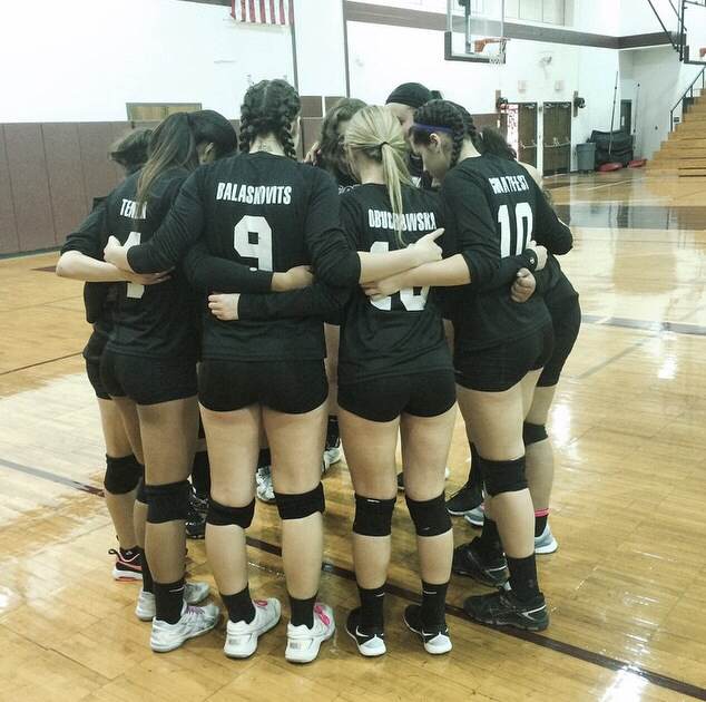 The+girls+show+team+spirit+as+they+huddle+before+their+match+against+Kinnelon.